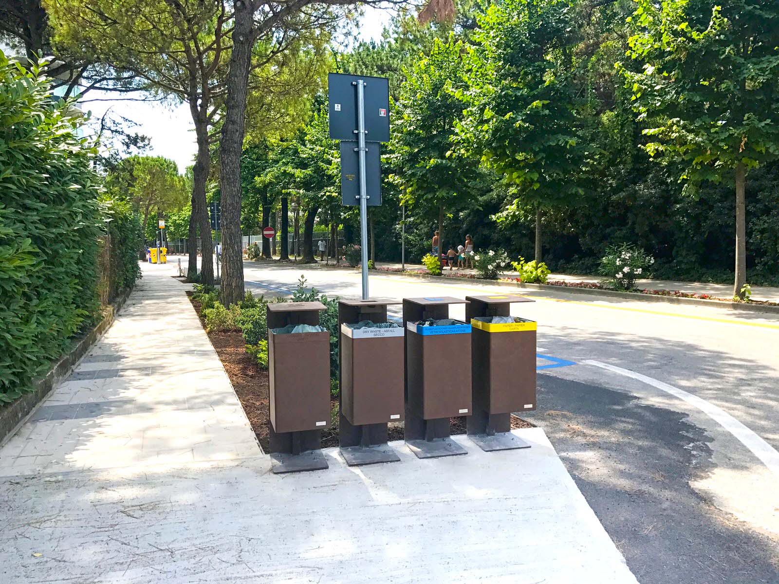 street-furniture-recycling-bin-LAB23