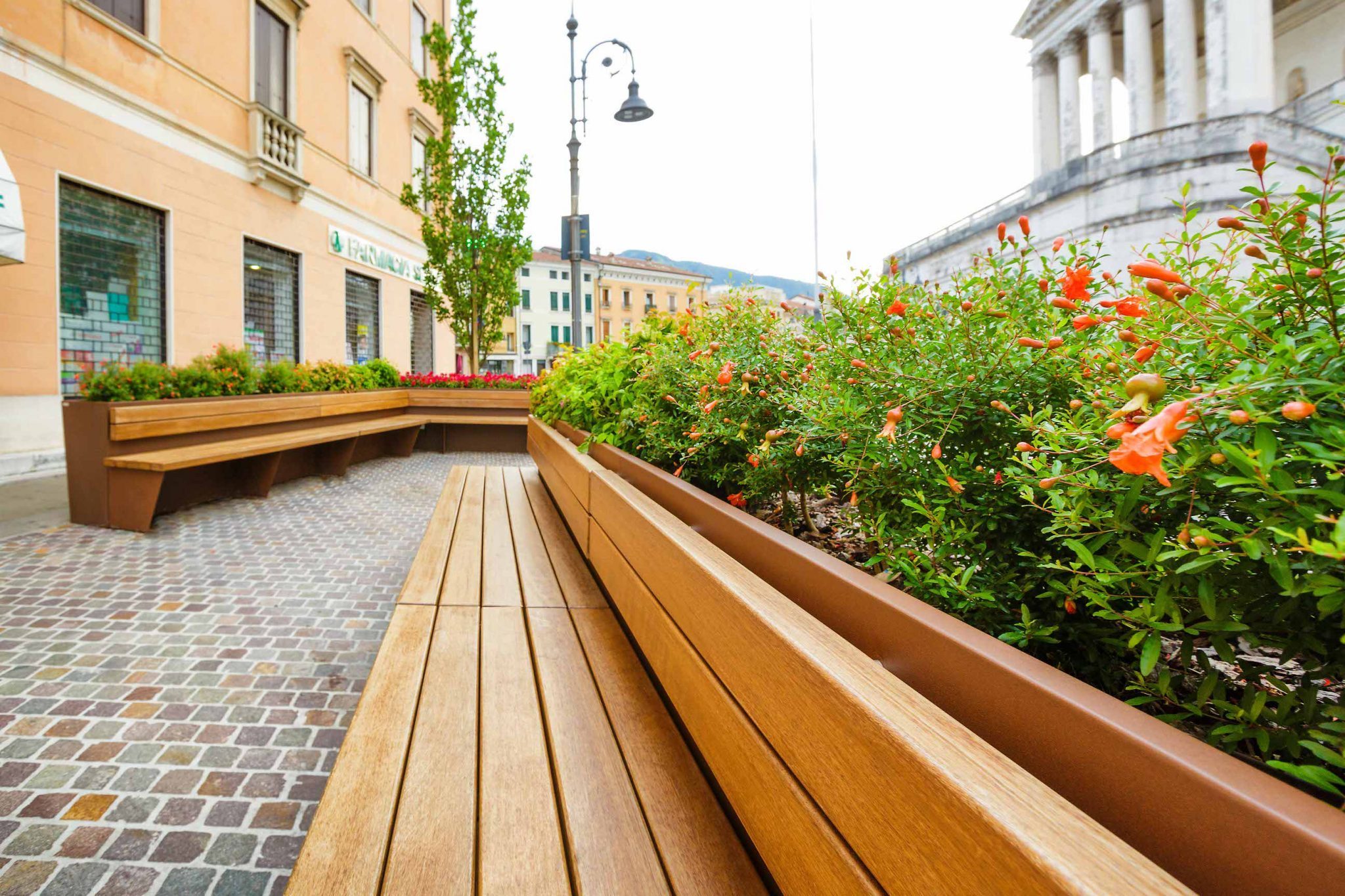 mobilier urbain bancs avec jardinière pour la ville de Schio