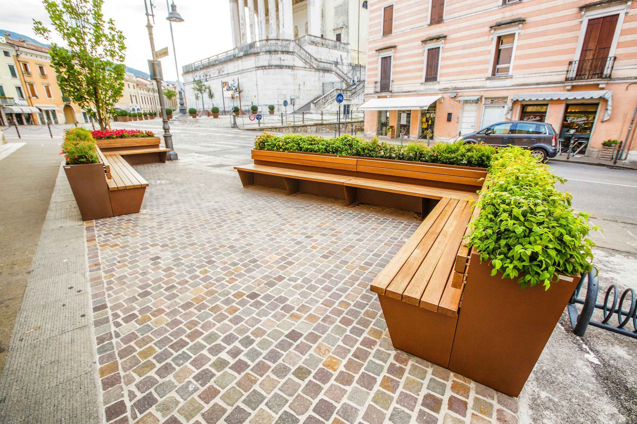 mobilier urbain bancs avec jardinière pour la ville de Schio