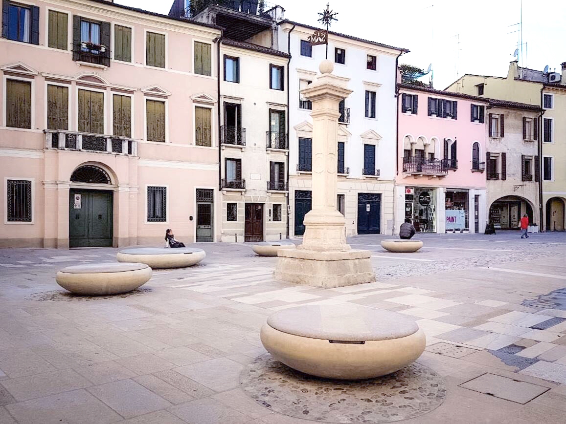 mobilier urbain assise personnalisé ville de Treviso