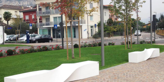 mobilier urbain banquette LAB23 Ville de Nago-torbole