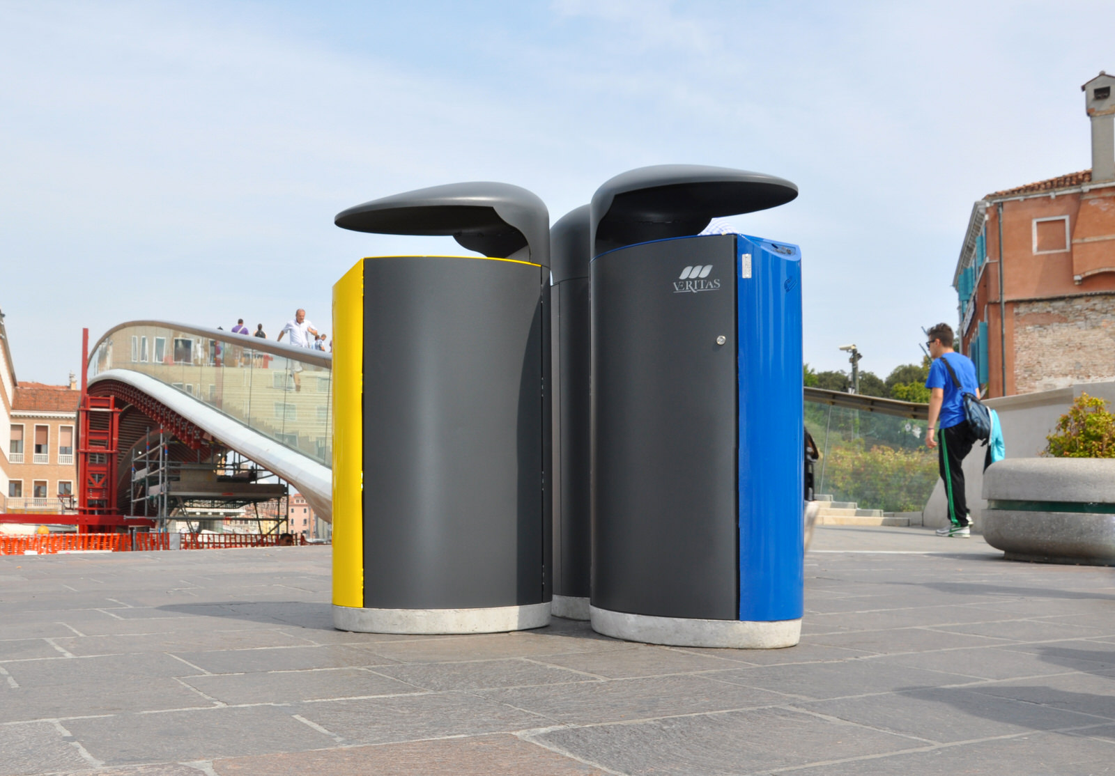 street-furniture-recycling-bin-LAB23