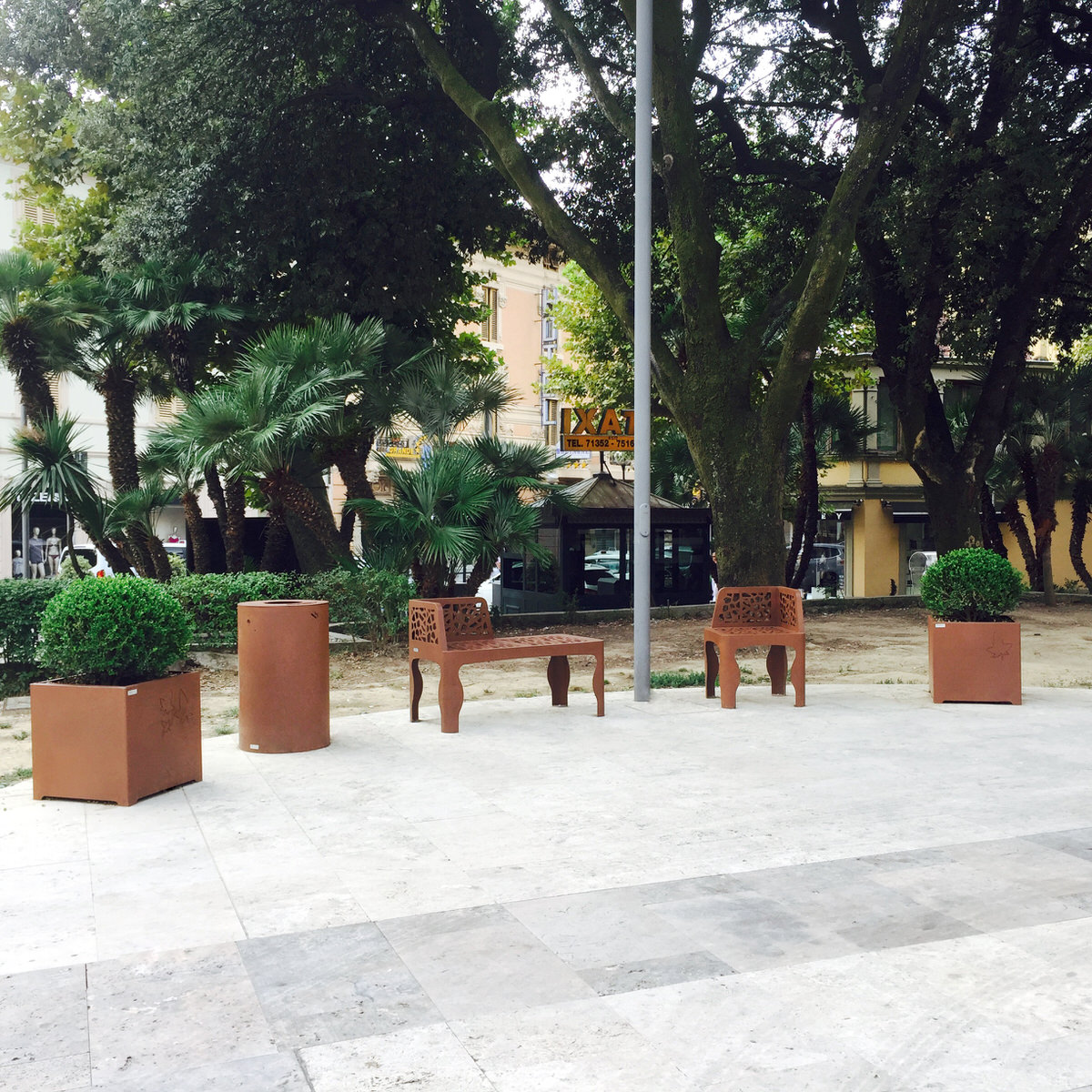 street-furniture-planter-LAB23
