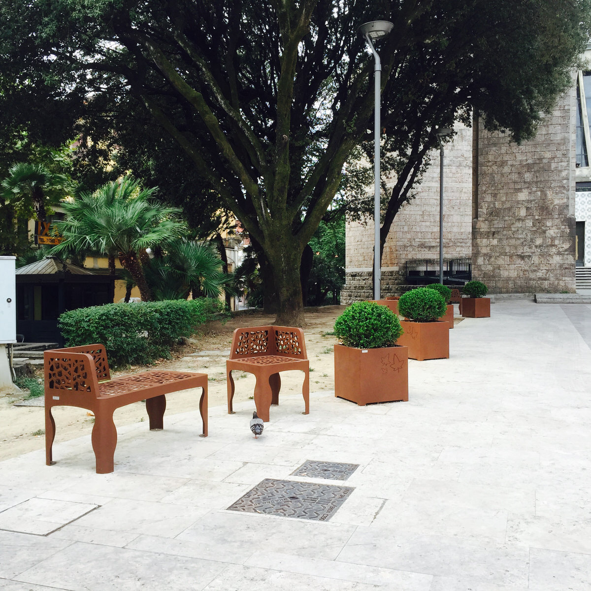 street-furniture-planter-LAB23