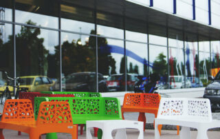 Panchine colorate nell'arredo urbano